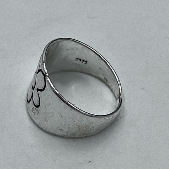 Sterling Silver With A Daisy Flower Ring
925 Sz 7.5 slightly adjustable - Picture 7 of 11